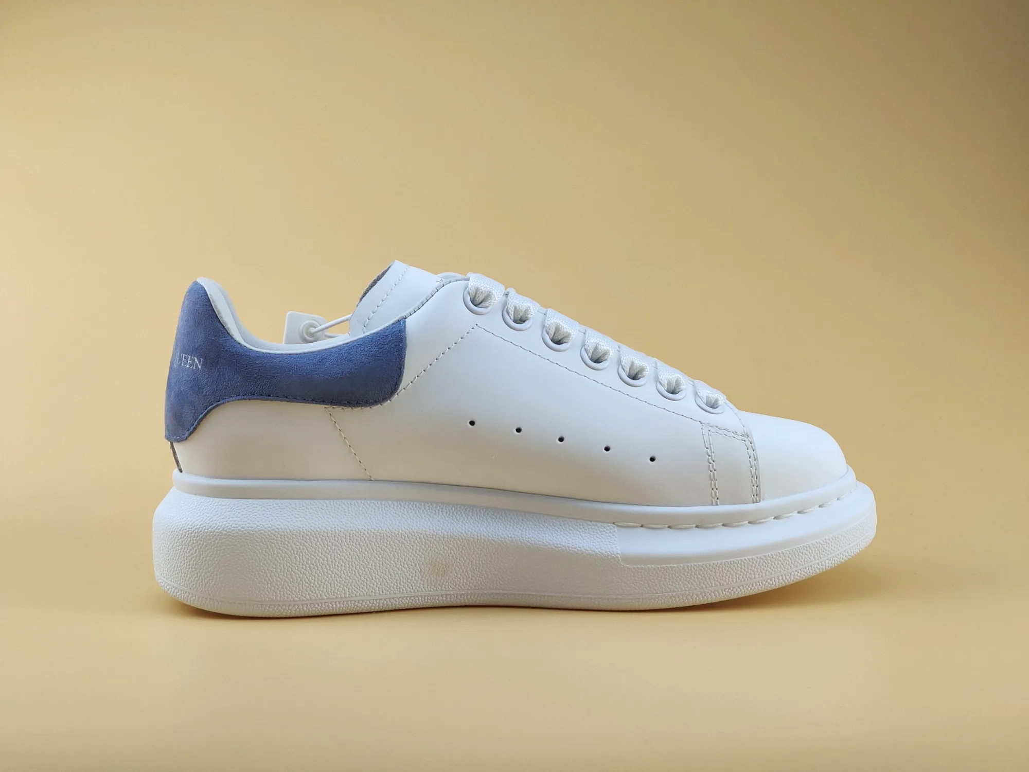👟👟Ex-factory price 480👟👟 Women's clothing ALEXANDER MQUEEN (McQueen) 🎉The highest quality silk cowhide version on the market🎊, imported water-dyed sheepskin lining, 1:1 replica at the counter, star style T stage catwalk, a must-have for fashionistas , the original high-temperature and ultra-clear air pressure logo on the foot, absolutely counter-matched version, the arc of the back bag is truly genuine 0⃣ difference, using an exclusive privately molded double-layer vacuum outsole, which is light on the foot and has excellent rebound! Running🏃✈The first choice item for outdoor sports💅💅Trend and fashion coexist📣Female style: 35-39, male style: 39-44 with original packaging